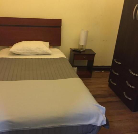 اتاق استاندارد یک نفره, Hostal Rama & Castle