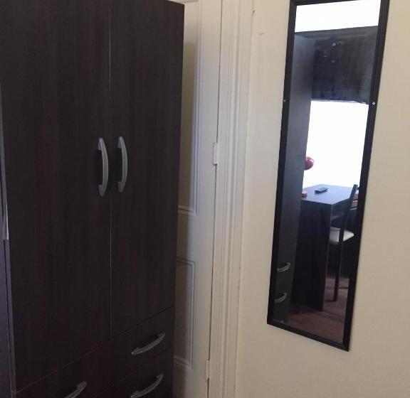 اتاق استاندارد یک نفره, Hostal Rama & Castle