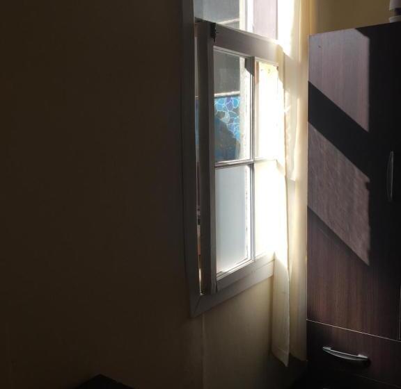 اتاق استاندارد یک نفره, Hostal Rama & Castle