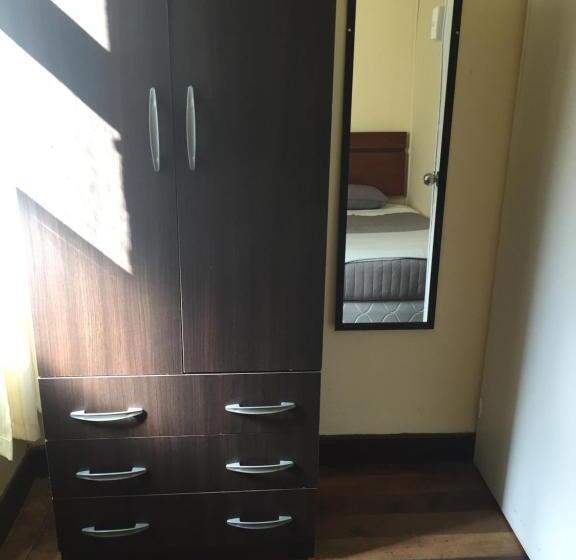 اتاق استاندارد یک نفره, Hostal Rama & Castle