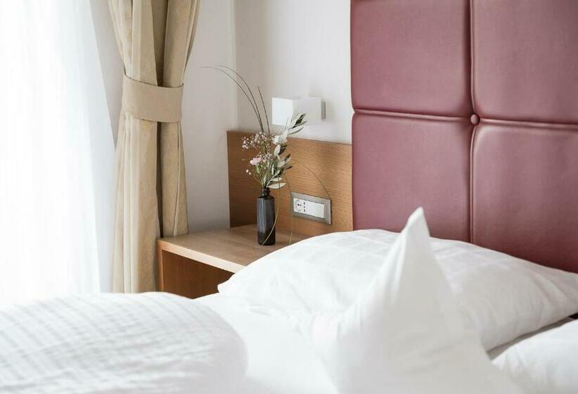 Номер Стандарт Вид на Горы, Oberwirt