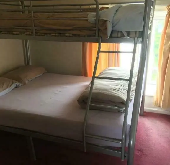 اتاق استاندارد سه نفره, Pantyrathro International Hostel