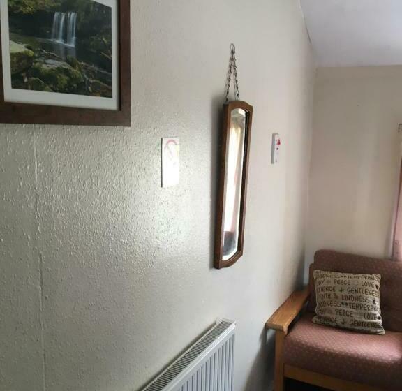 スタンダードトリプルルーム, Pantyrathro International Hostel