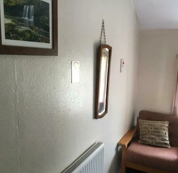 اتاق استاندارد سه نفره, Pantyrathro International Hostel