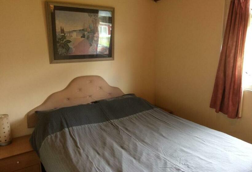 家族用バンガロー, Pantyrathro International Hostel