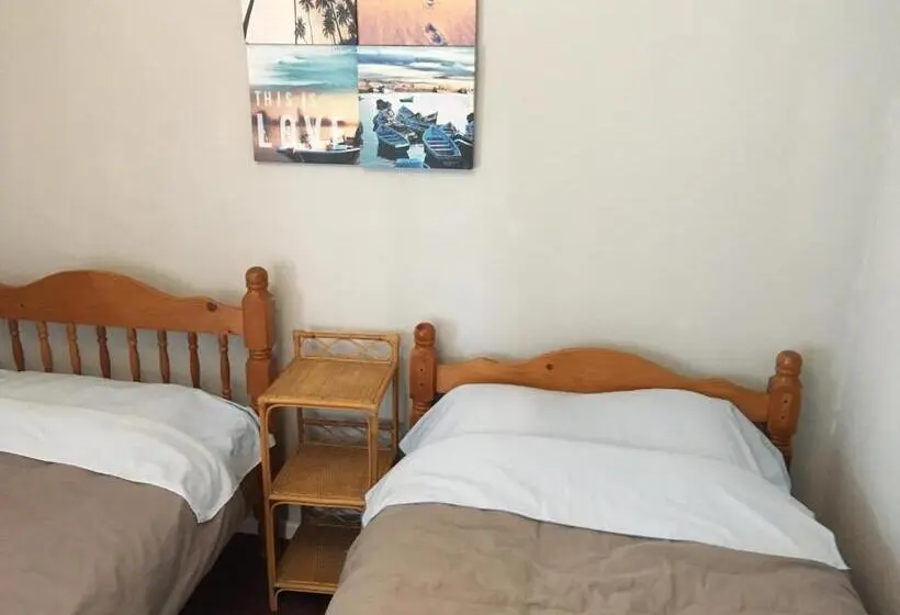 اتاق استاندارد, Pantyrathro International Hostel