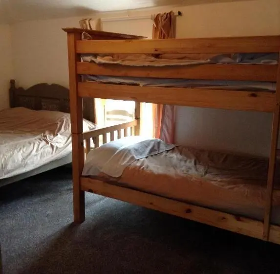 اتاق خانوادگی, Pantyrathro International Hostel