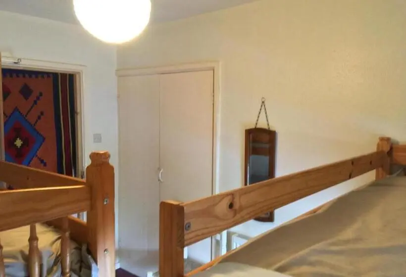 اتاق استاندارد چهار تخته, Pantyrathro International Hostel