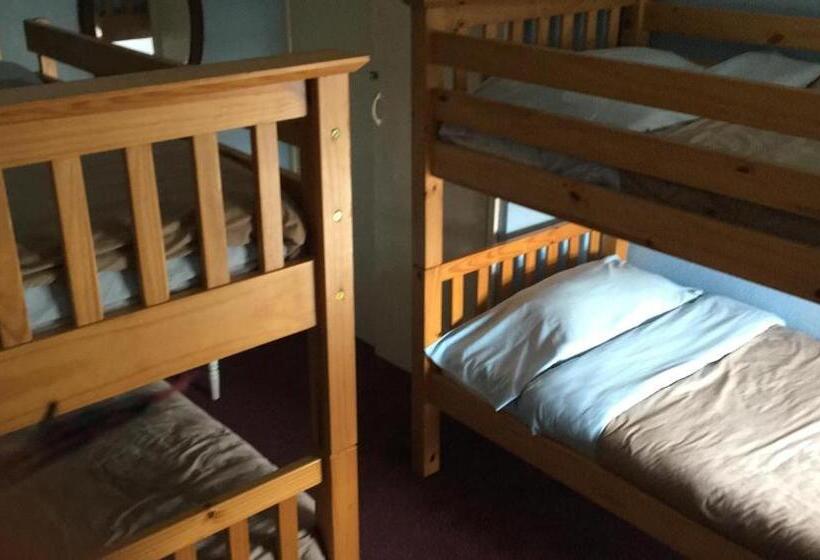 Четырехместный Номер Стандарт, Pantyrathro International Hostel