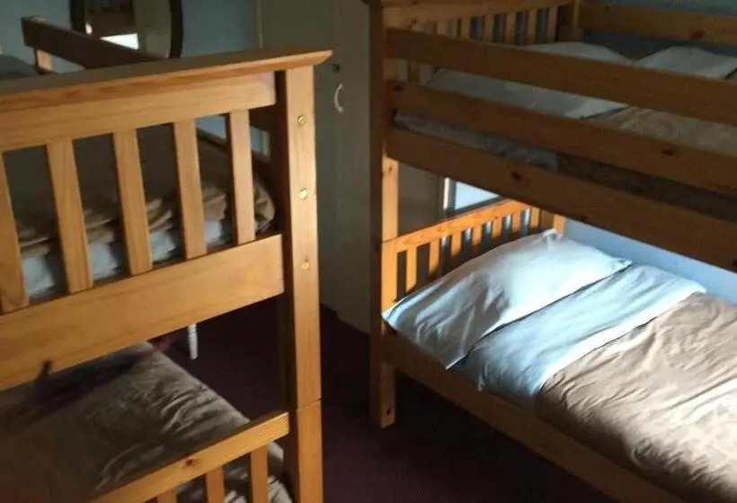 اتاق استاندارد چهار تخته, Pantyrathro International Hostel