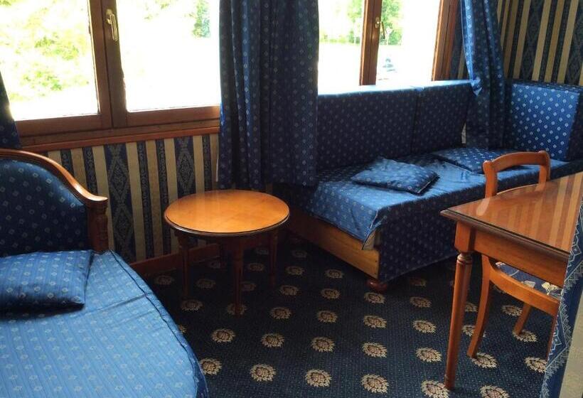 Номер Стандарт Трехместный, Logis Hôtel & Restaurant   Le Château Des Tourelles