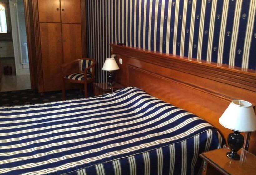 스탠다드 트리플 룸, Logis Hôtel & Restaurant   Le Château Des Tourelles