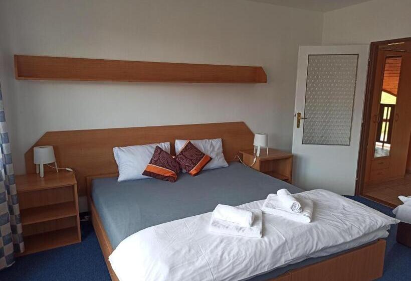 غرفة قياسية ثلاثية, Jestřábí