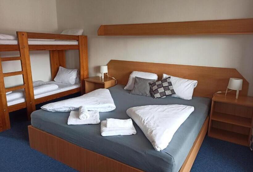 غرفة قياسية ثلاثية, Jestřábí