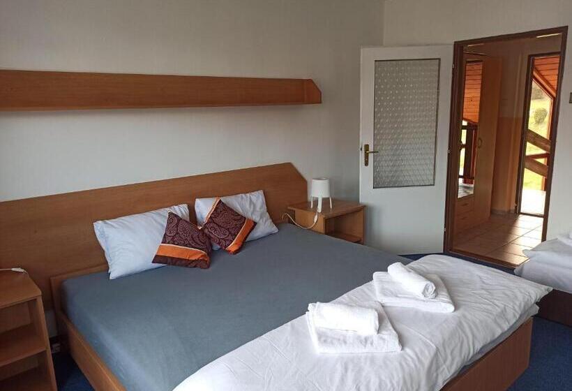 غرفة قياسية ثلاثية, Jestřábí