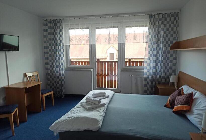 غرفة قياسية رباعية, Jestřábí