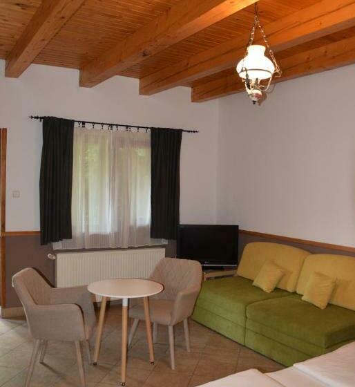 غرفة قياسية رباعية, Nyitott Kapu Vendégház