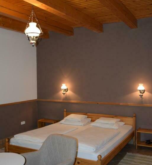 غرفة قياسية رباعية, Nyitott Kapu Vendégház