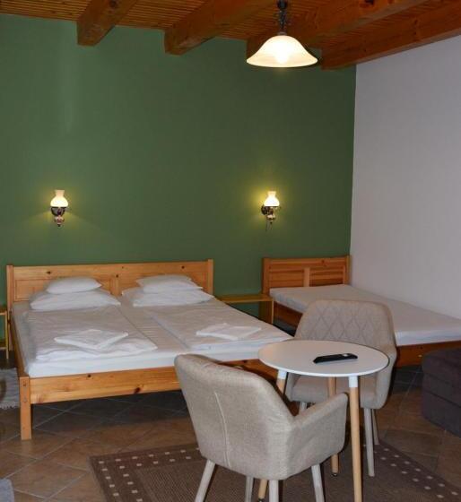 غرفة قياسية رباعية, Nyitott Kapu Vendégház