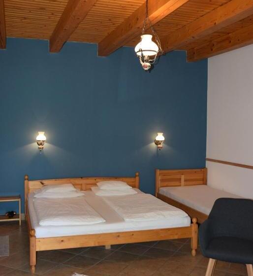 غرفة قياسية رباعية, Nyitott Kapu Vendégház