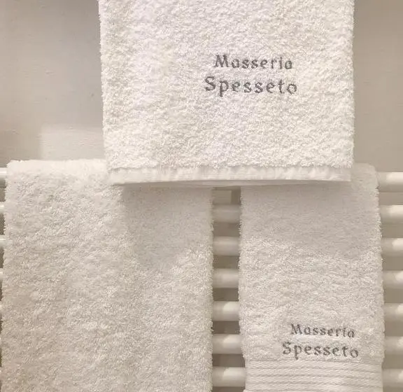 庭の見えるスタンダードトリプルルーム, Masseria Spesseto