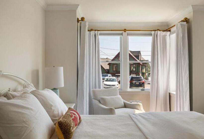 غرفة قياسية سرير ملكى, Seaside Inn