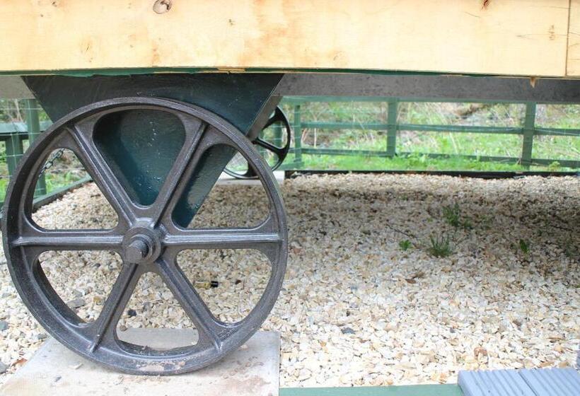 Хижина, The Apple Inn