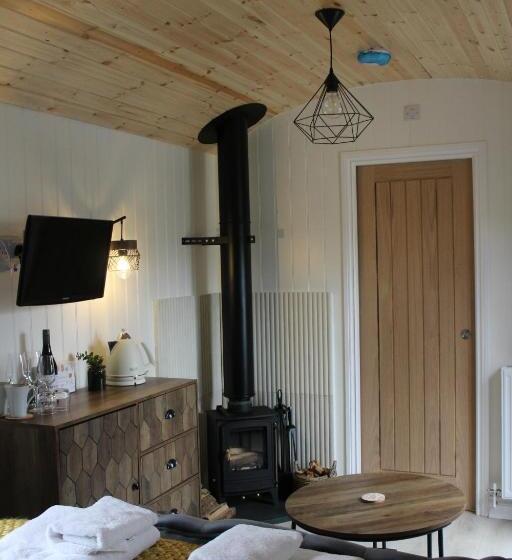 Хижина, The Apple Inn