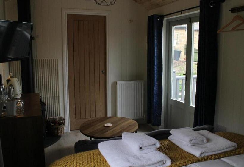 Хижина, The Apple Inn