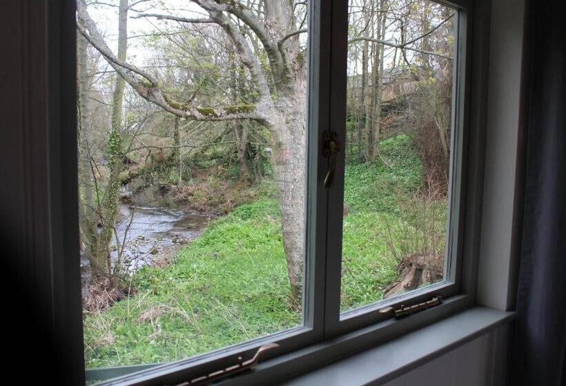 Хижина, The Apple Inn