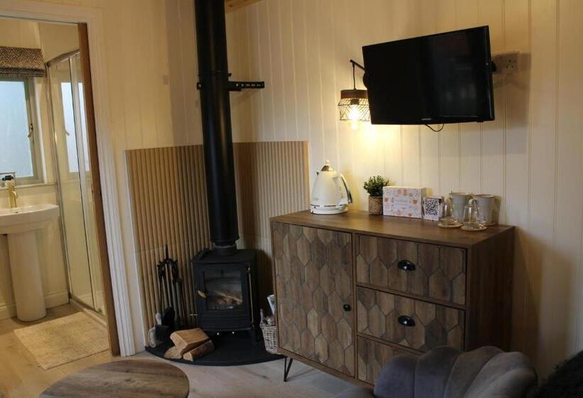 Хижина, The Apple Inn