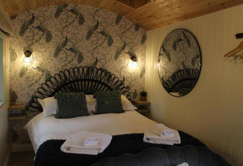 Хижина, The Apple Inn