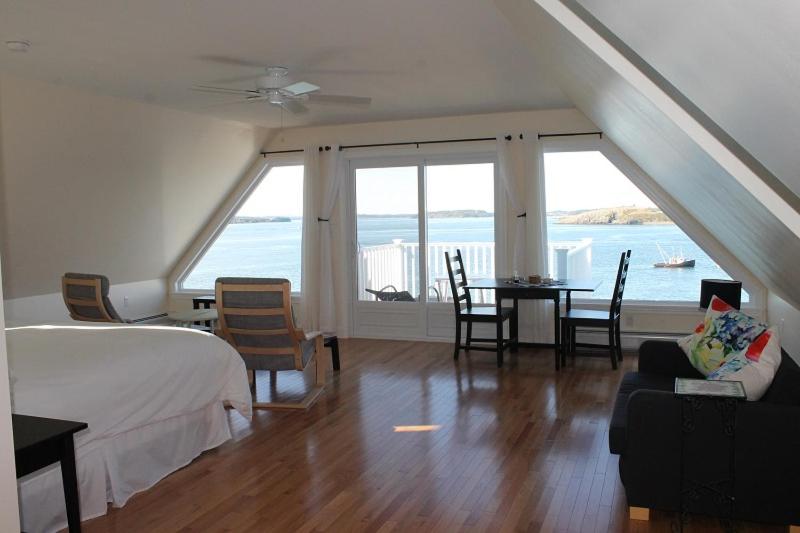 شقة غرفة واحدة, The Inn On The Wharf