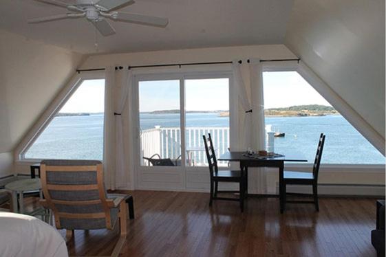 شقة غرفة واحدة, The Inn On The Wharf