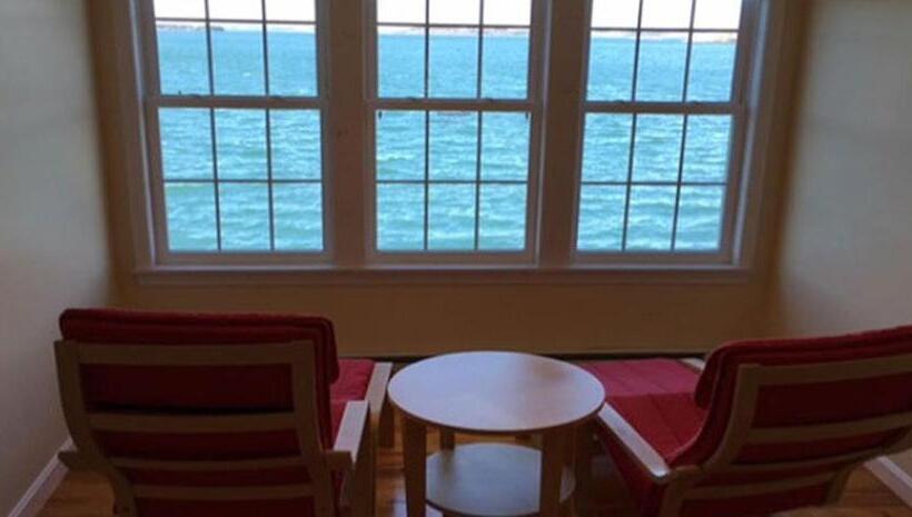 جناح سرير كينج, The Inn On The Wharf