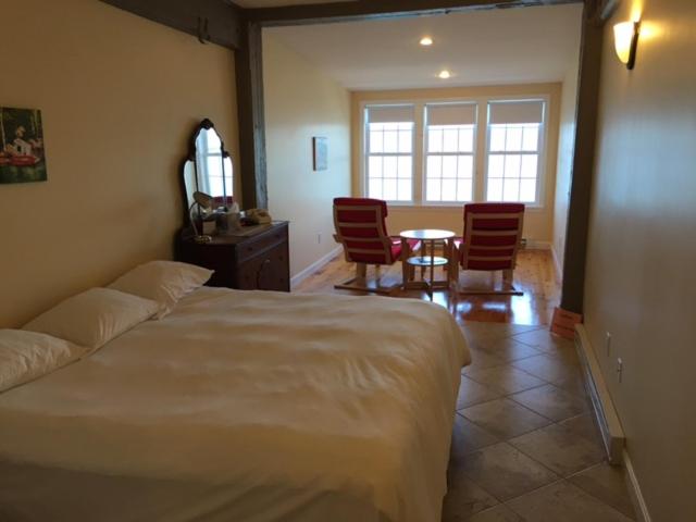 جناح سرير كينج, The Inn On The Wharf