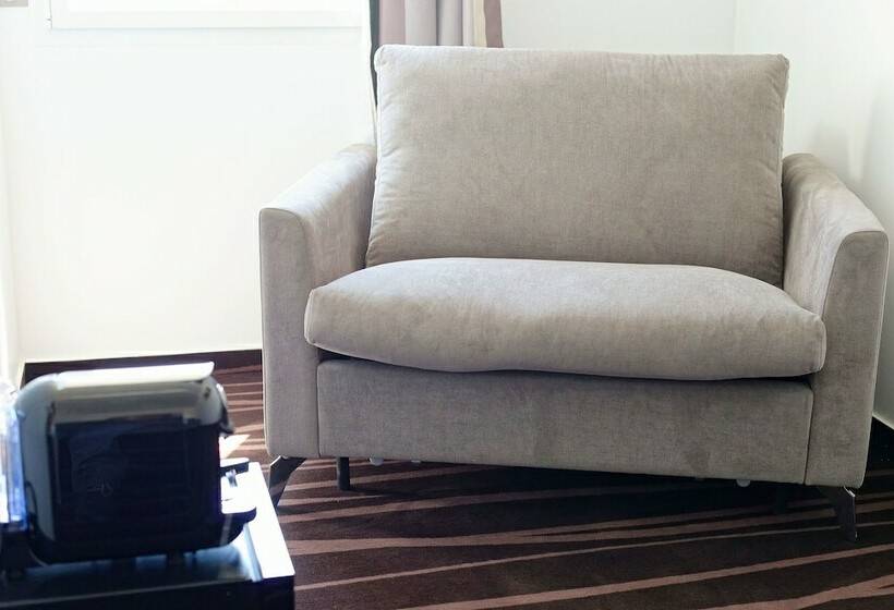 חדר משפחתי, Hôtel Akena Besançon