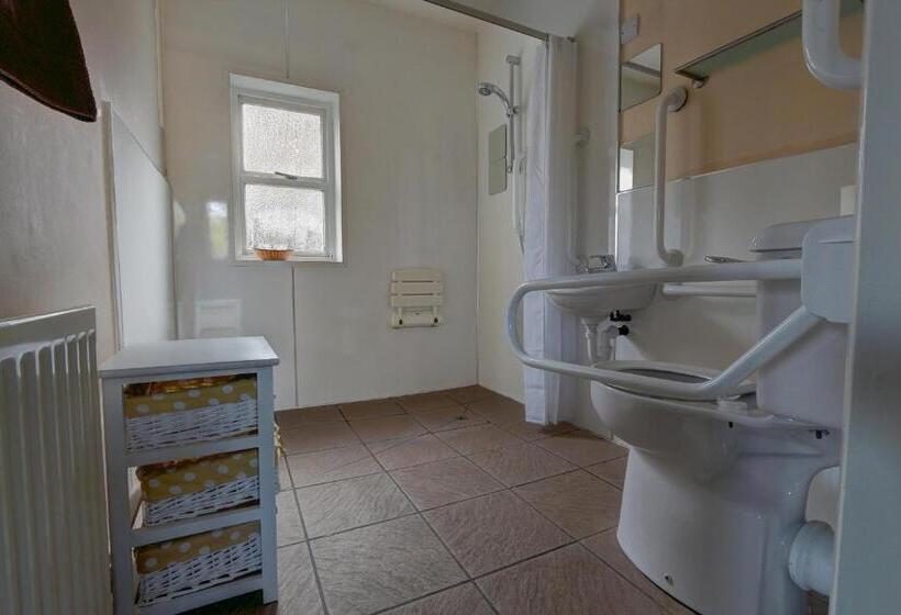 غرفة عائلية, The Wheatsheaf Inn