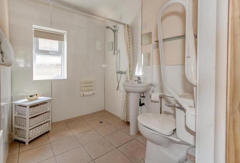 غرفة عائلية, The Wheatsheaf Inn