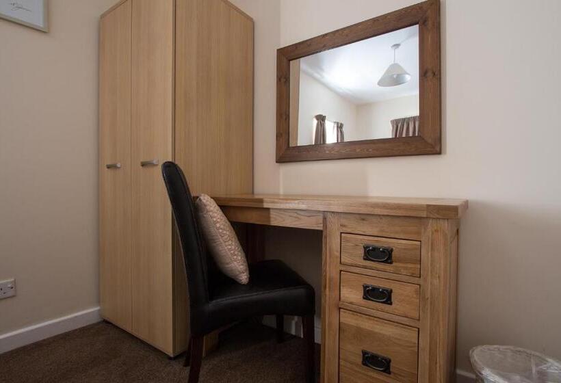 غرفة عائلية, The Wheatsheaf Inn