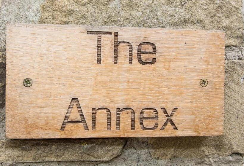 غرفة عائلية, The Wheatsheaf Inn