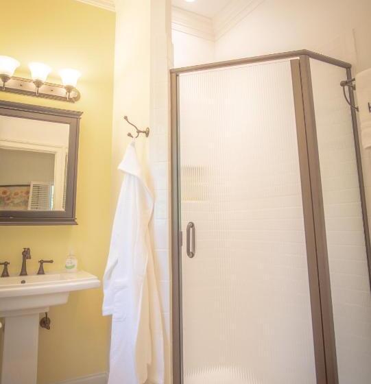 4인용 스탠다드 룸, Hill Of Content B&b