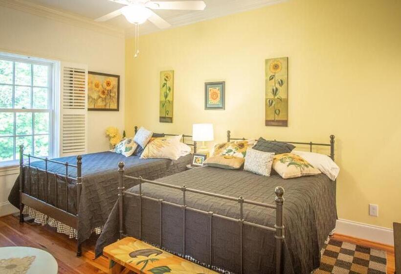 4인용 스탠다드 룸, Hill Of Content B&b