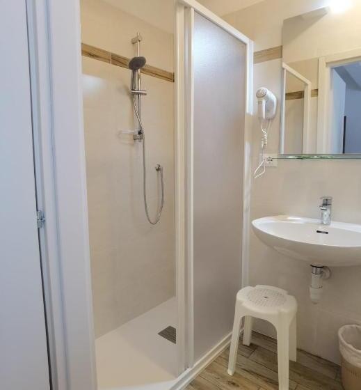 חדר סטנדרט לשלושה, Albergo Miralaghi