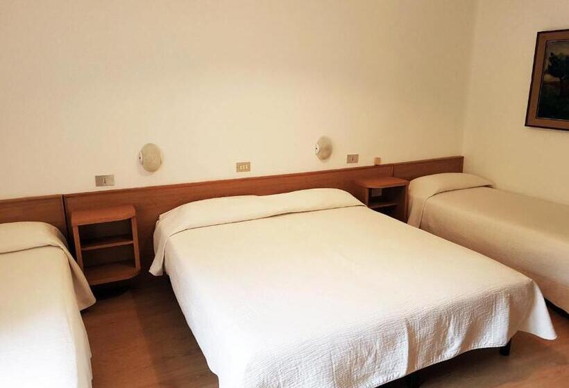 חדר קלאסי לארבעה, Albergo Miralaghi