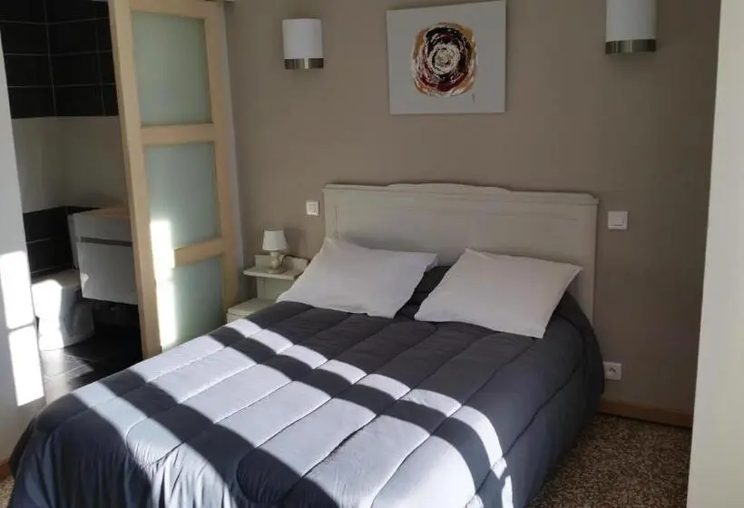 Standard Triple Room with Terrace, Hôtel Restaurant Les Chasseurs