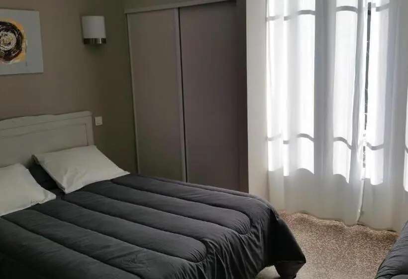 Standard Triple Room with Terrace, Hôtel Restaurant Les Chasseurs