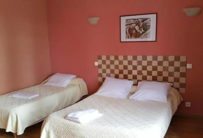 Standard Quadruple Room, Hôtel Restaurant Les Chasseurs