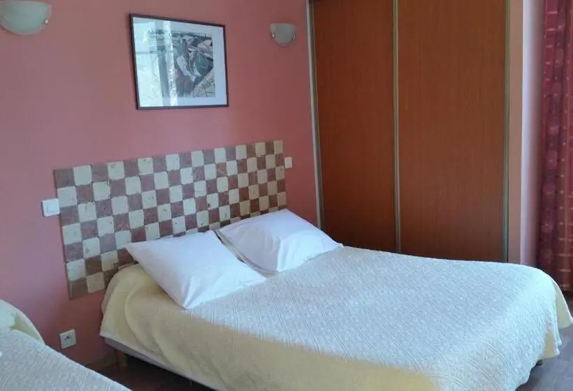 Standard Quadruple Room, Hôtel Restaurant Les Chasseurs