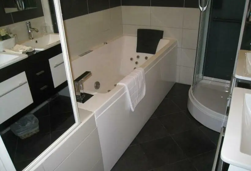 スーペリアールーム, Chambres D Hotes Spa Château D Omiécourt